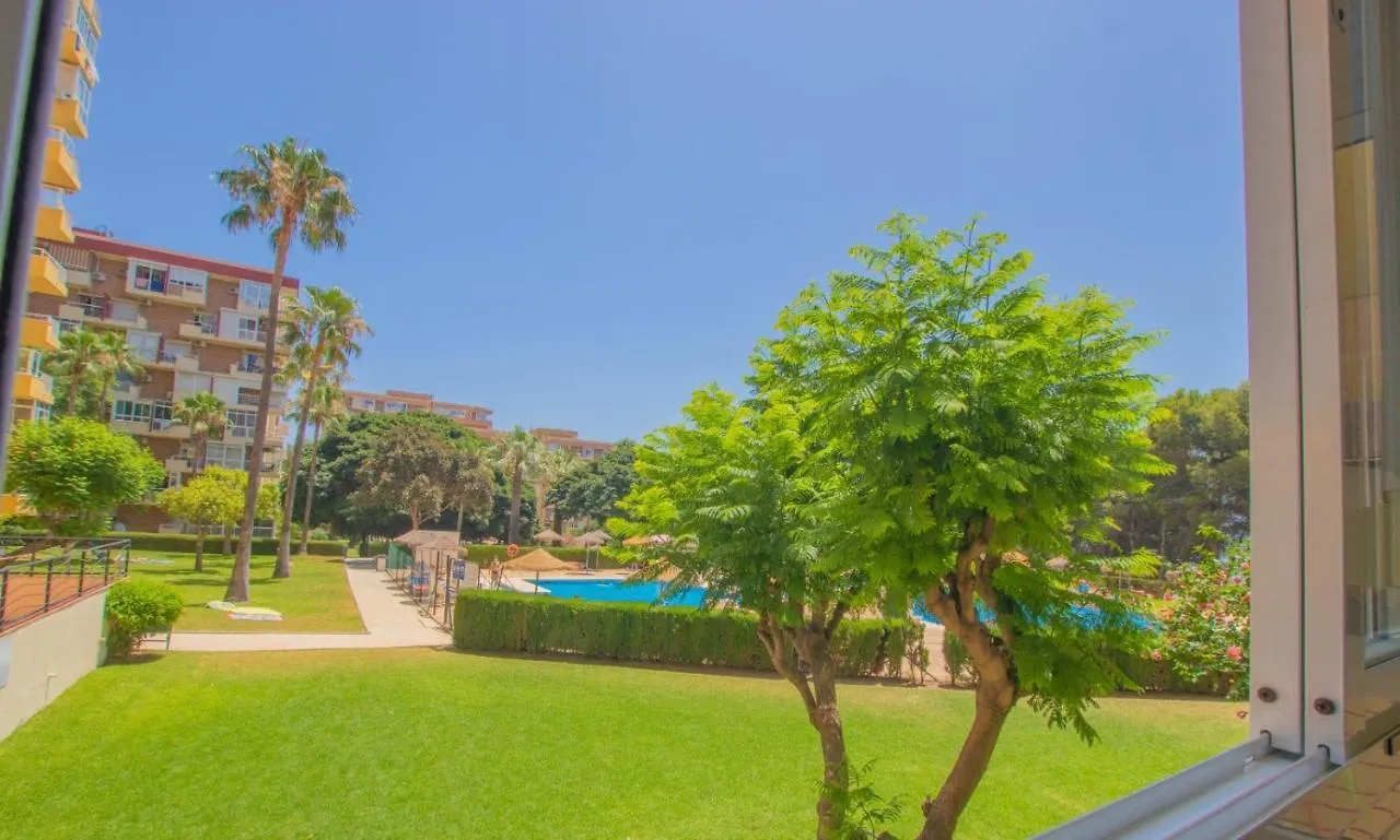 Seaside Vista Apartment: Pool Views Near Beach Benalmadena